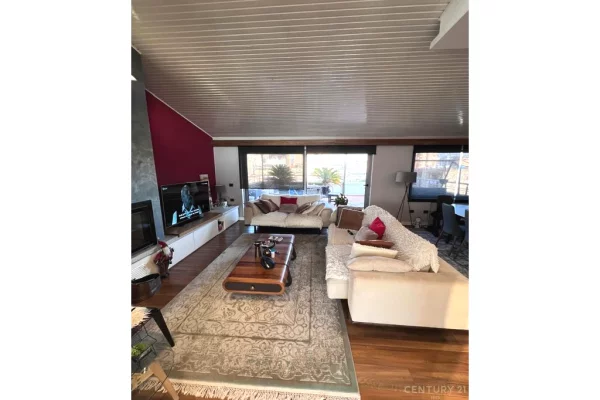 Shtepi me qera 3+1 ne Tirane - 2,500 Euro