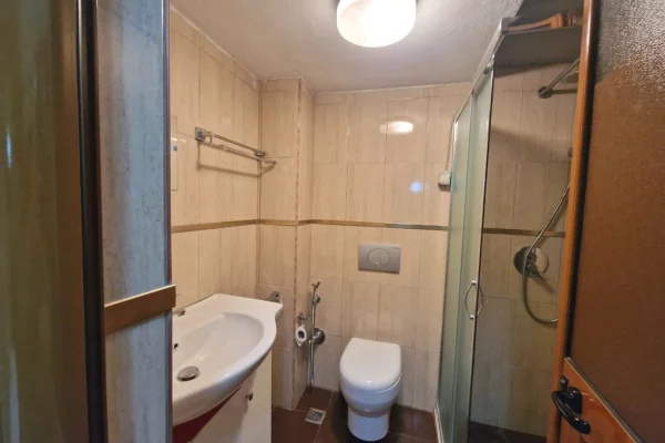 Shtepi me qera Apartament ne Tirane, 2+1, Mobilimi E mobiluar, Pagesa 900  Euro.