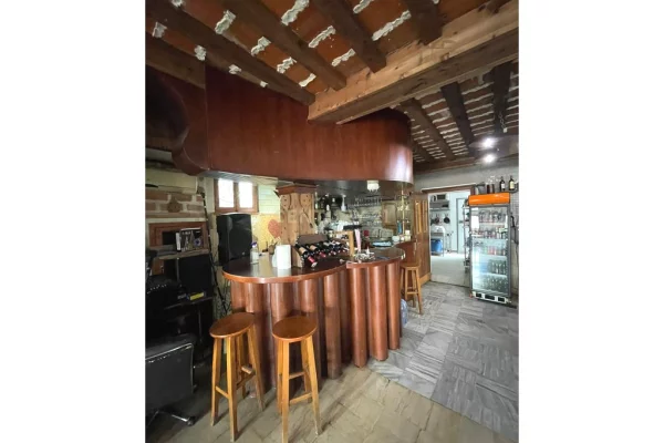 Ambient biznesi me qera 2+1 ne Tirane - 2,500 Euro