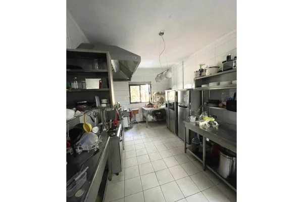 BAR-RESTORANT ME QIRA, VENDOSUR TEK RRETH-RROTULLIMI I SHKOZES!