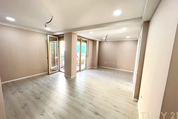 Business Property for Rent 3+1 in Tirana - 1,000 Euro