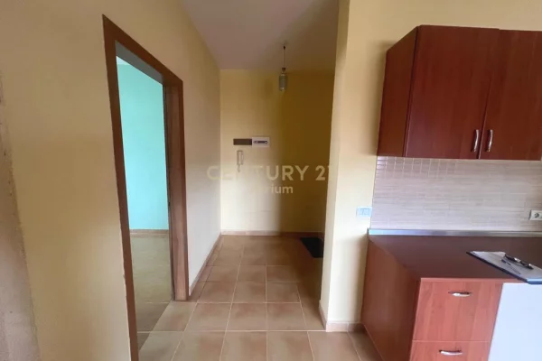 JAPIM ME QIRA APARTAMENT 3+1+2 TEK MINISTRIA E JASHTME !