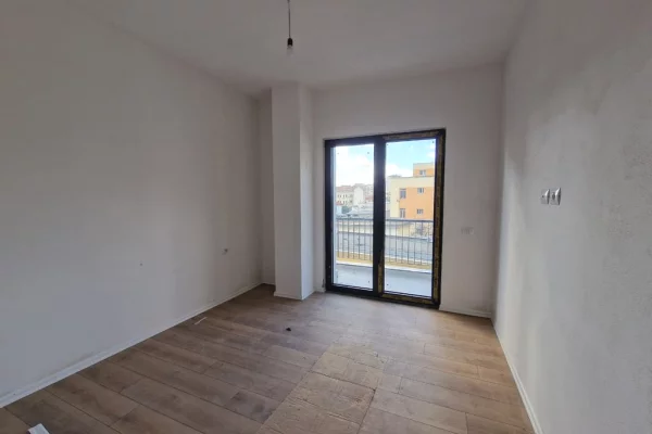 Ambient biznesi me qera 3+1 ne Tirane - 1,280 Euro