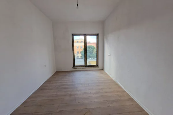 Ambient biznesi me qera 3+1 ne Tirane - 1,280 Euro