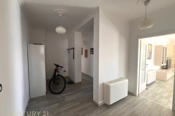 Shtepi me qera 2+1 ne Tirane - 1,300 Euro