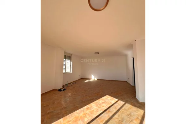 Shtepi ne shitje Apartament ne Tirane, 3+1, Mobilimi Bosh, pa mobiluar, Pagesa 180,900  Euro.