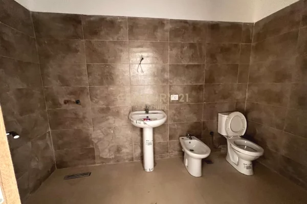 Shtepi ne shitje Apartament ne Tirane, 2+1, Mobilimi Bosh, pa mobiluar, Pagesa 140,000  Euro.