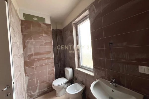 Shtepi ne shitje Apartament ne Tirane, 1+1, Mobilimi Bosh, pa mobiluar, Pagesa 145,000  Euro.