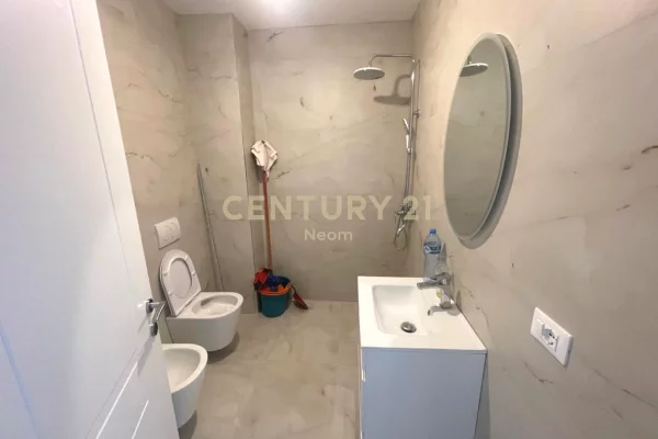 JEPET ME QIRA AMBIENT KOMERCIAL TE LAKE VIEW!