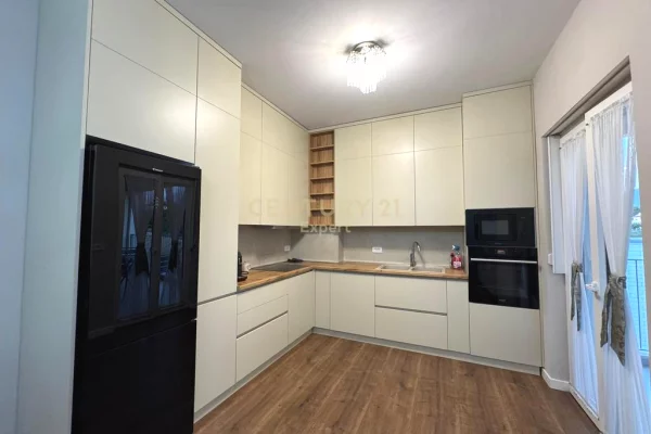 Shtepi me qera 3+1 ne Tirane - 1,500 Euro