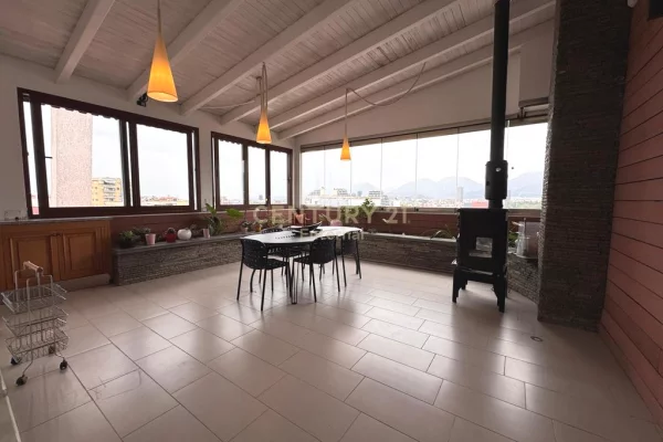 Shtepi me qera Penthose(kati i fundit panoramik) ne Tirane, 2+1, Mobilimi E mobiluar, Pagesa 2,000  Euro.