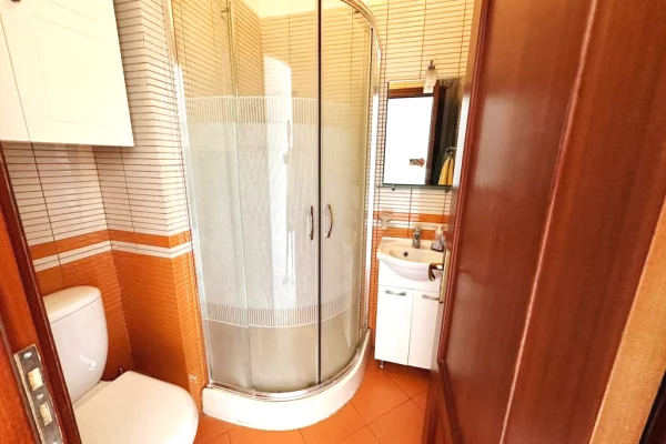 Shtepi ne shitje Apartament ne Tirane, 2+1, Mobilimi E mobiluar, Pagesa 310,000  Euro.