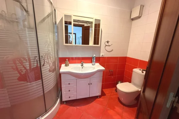 Shtepi ne shitje Apartament ne Tirane, 2+1, Mobilimi E mobiluar, Pagesa 310,000  Euro.