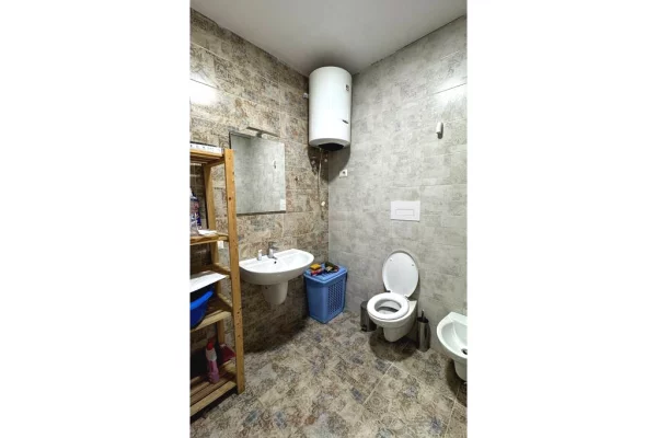 Shtepi ne shitje Apartament ne Tirane, 1+1, Mobilimi E mobiluar, Pagesa 135,000  Euro.