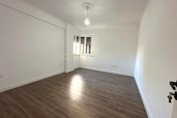 Business Property for Rent 3+1 in Tirana - 650 Euro