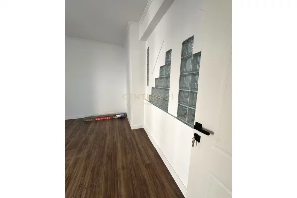 Zyra per Qira Prane Blv " Zogu i Pare"