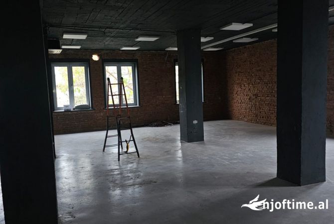 Ambient biznesi me qera 3+1 ne Tirane - 2,500 Euro