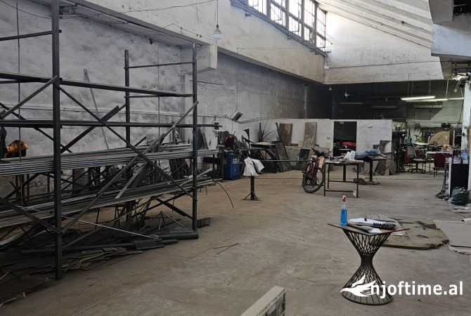 Ambient biznesi me qera 3+1 ne Tirane - 1,300 Euro