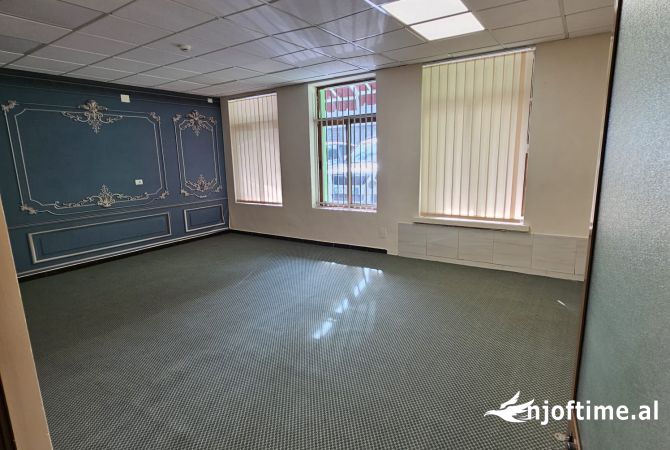 Ambient biznesi me qera 3+1 ne Tirane - 1,400 Euro