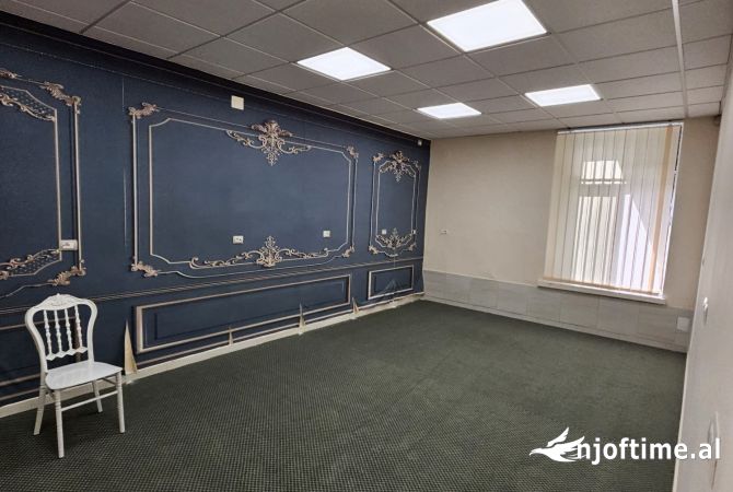 Ambient biznesi me qera 3+1 ne Tirane - 1,400 Euro