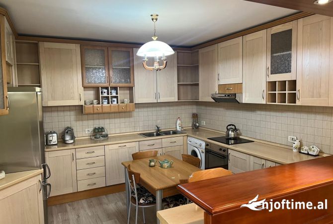 Shtepi me qera Apartament ne Tirane, 4+1, Mobilimi E mobiluar, Pagesa 1,000  Euro.