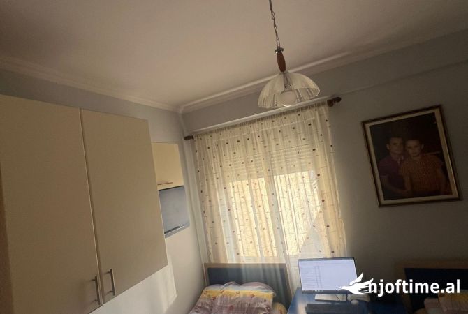 Shtepi ne shitje Apartament ne Tirane, 2+1, Mobilimi E mobiluar, Pagesa 185,000  Euro.