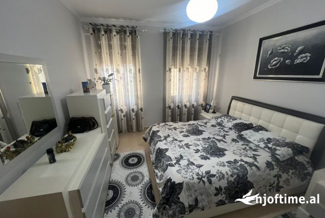 Shtepi ne shitje Apartament ne Tirane, 2+1, Mobilimi E mobiluar, Pagesa 185,000  Euro.