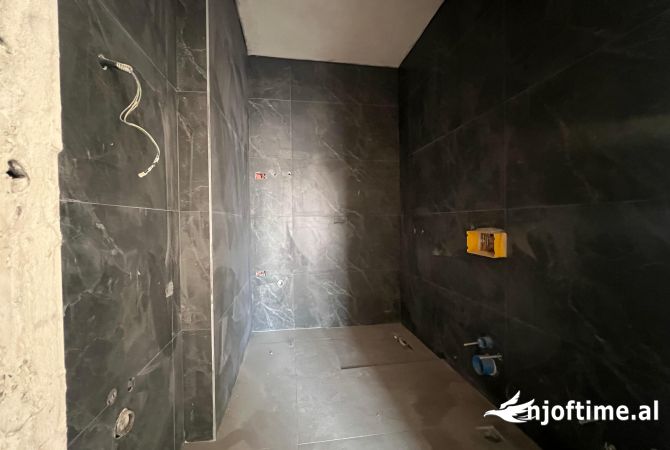 Shtepi ne shitje Apartament ne Tirane, 2+1, Mobilimi Bosh, pa mobiluar, Pagesa 145,400  Euro.