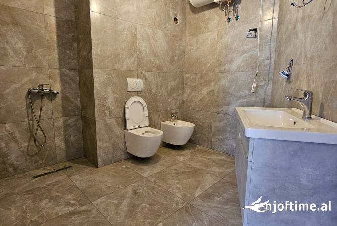 Shtepi ne shitje Apartament ne Tirane, 1+1, Mobilimi Bosh, pa mobiluar, Pagesa 136,000  Euro.