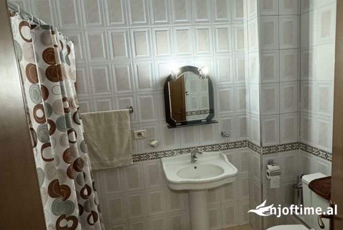 Shtepi ne shitje Apartament ne Tirane, 3+1, Mobilimi Pjeserisht e mobiluar, Pagesa 216,000  Euro.