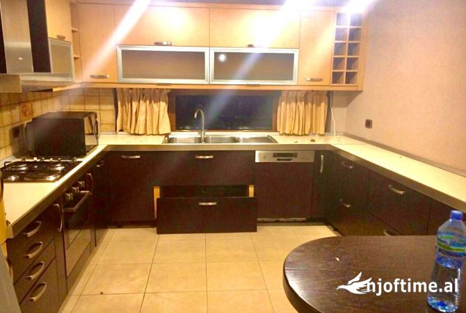 Shtepi ne shitje Shtepi Private ne Tirane, 7+1, Mobilimi E mobiluar, Pagesa 700,000  Euro.