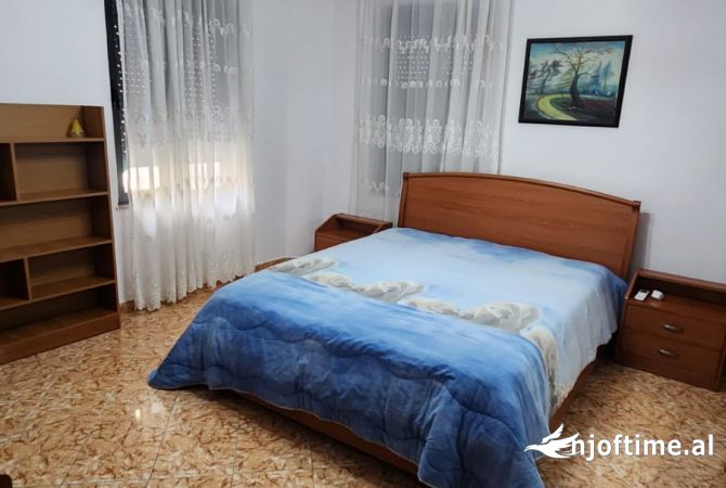 Shtepi me qera Apartament ne Tirane, 2+1, Mobilimi E mobiluar, Pagesa 500  Euro.