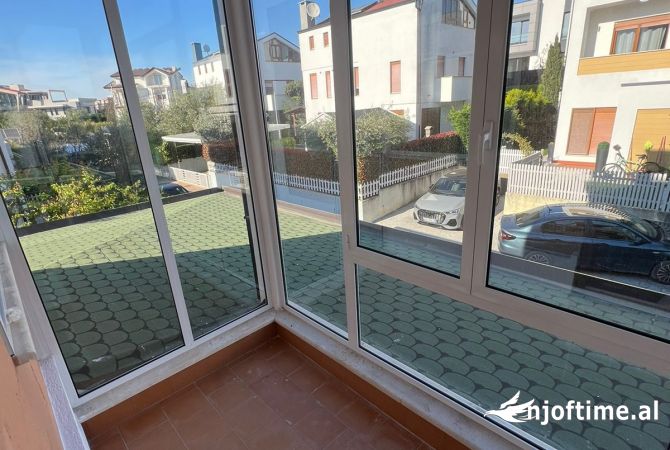 Shtepi ne shitje Vila Luksoze ne Tirane, 3+1, Mobilimi E mobiluar, Pagesa 600,000  Euro.