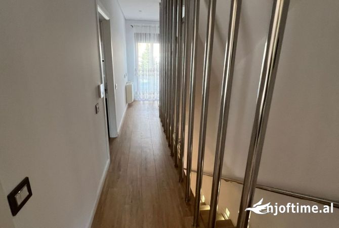 Shtepi ne shitje Vila Luksoze ne Tirane, 3+1, Mobilimi E mobiluar, Pagesa 600,000  Euro.