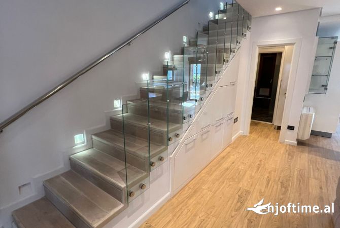 Shtepi ne shitje Vila Luksoze ne Tirane, 3+1, Mobilimi E mobiluar, Pagesa 600,000  Euro.