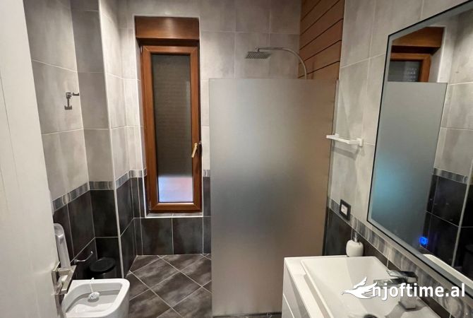 Shtepi ne shitje Vila Luksoze ne Tirane, 3+1, Mobilimi E mobiluar, Pagesa 600,000  Euro.