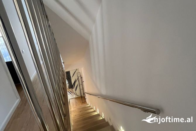 Shtepi ne shitje Vila Luksoze ne Tirane, 4+1, Mobilimi E mobiluar, Pagesa 600,000  Euro.