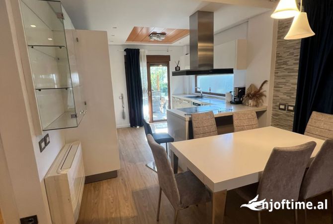 Shtepi ne shitje Vila Luksoze ne Tirane, 4+1, Mobilimi E mobiluar, Pagesa 600,000  Euro.