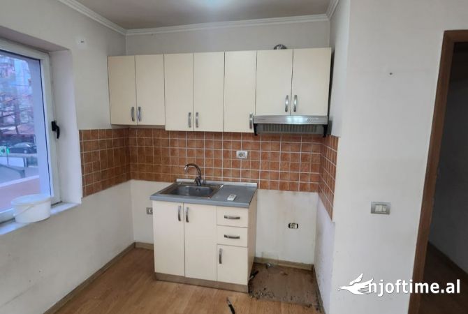 Shtepi ne shitje Apartament ne Tirane, 1+1, Mobilimi E mobiluar, Pagesa 120,000  Euro.