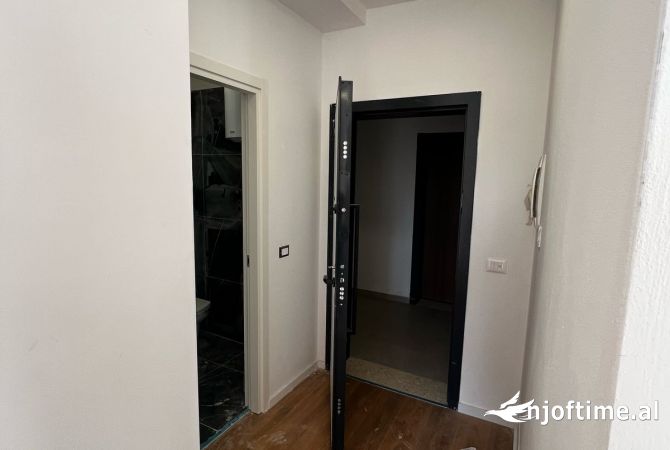Shtepi me qera Apartament ne Tirane, Garsoniere, Mobilimi Bosh, pa mobiluar, Pagesa 300  Euro.