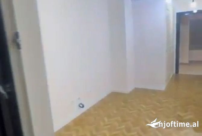 Shtepi me qera Apartament ne Tirane, Garsoniere, Mobilimi Bosh, pa mobiluar, Pagesa 320  Euro.