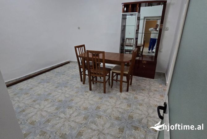 Shtepi me qera Apartament ne Tirane, 2+1, Mobilimi Pjeserisht e mobiluar, Pagesa 350  Euro.