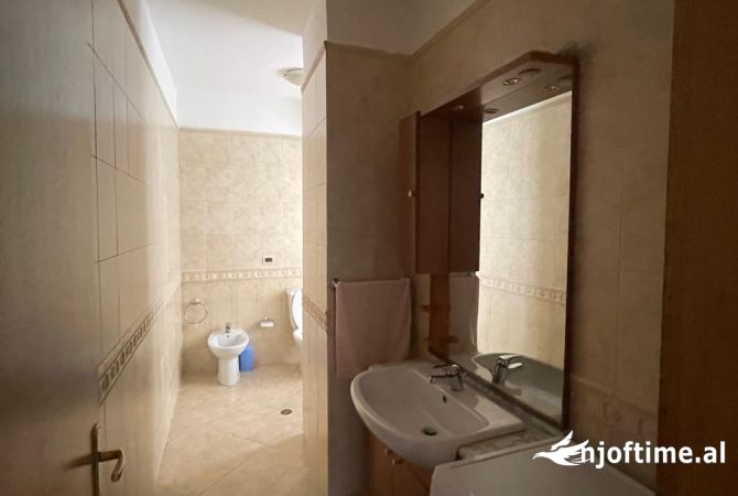 Shtepi me qera Apartament ne Tirane, 2+1, Mobilimi E mobiluar, Pagesa 800  Euro.