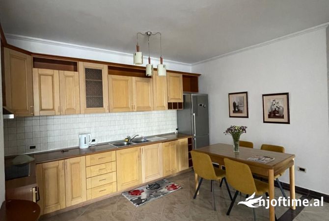 Shtepi me qera Apartament ne Tirane, 2+1, Mobilimi E mobiluar, Pagesa 800  Euro.
