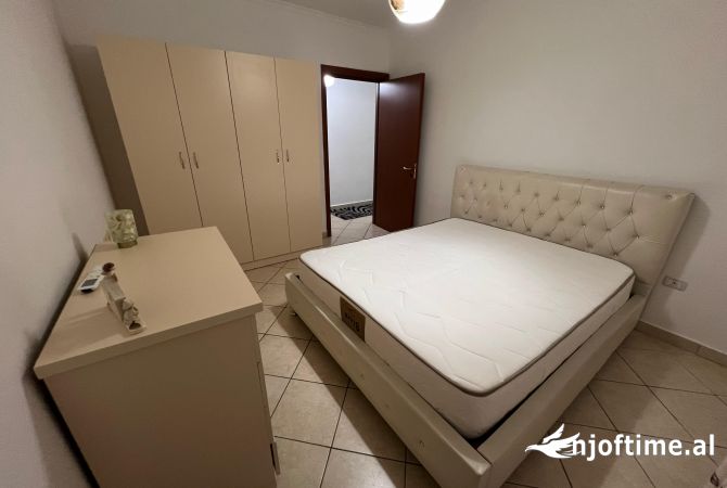 Shtepi me qera Apartament ne Tirane, 2+1, Mobilimi E mobiluar, Pagesa 650  Euro.