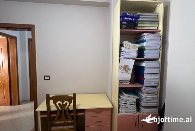 Shtepi ne shitje Apartament ne Tirane, 2+1, Mobilimi E mobiluar, Pagesa 130,000  Euro.