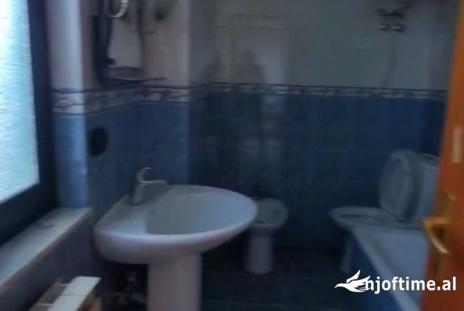 Shtepi me qera Apartament ne Tirane, 2+1, Mobilimi Bosh, pa mobiluar, Pagesa 800  Euro.
