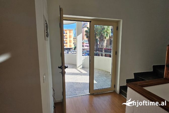 Jepet me qera apartament per zyra 3+1 te Komuna e Parisit