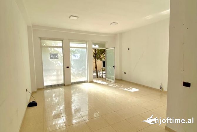 Ambiente Commerciale in Affitto 1+1 a Tirana - 300 Euro