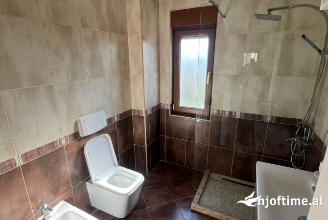 Shtepi me qera Vila Luksoze ne Tirane, 3+1, Mobilimi E mobiluar, Pagesa 2,500  Euro.